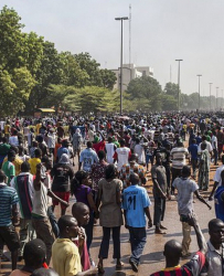 Хората в Буркина Фасо са против оставането на власт на Блез Кампаоре. Сн.: EPA/БГНЕС