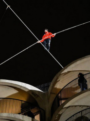 Акробатът Ник Валенда премина с вързани очи по въже на две кули в Чикаго. Сн.: EPA/БГНЕС