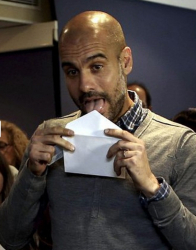 Хосеп ”Пеп” Гардиола - бивш футболист на ”Барселона”, сега треньор на ”Байерн” Мюнхен гласува на референдума. Сн.: EPA/БГНЕС