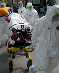 Придвижват болните от Ебола със специална техника и екипировка (снимка архив) | Сн.: EPA/БГНЕС