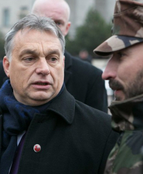 Премиерът на Унгария Виктор Орбан разговаря на 23 ноември с унгарски войници във Вилнюс, столицата на Литва. Сн.: EPA/БГНЕС