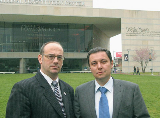 Я. Янев и А. Семов от РЗС пред Конгресния център във Филаделфия