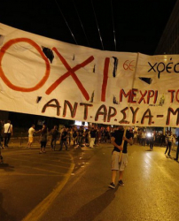 ”Не” на поставените от кредиторите на Гърция предложения гласуваха над 61% на референдума. Сн.: EPA/БГНЕС
