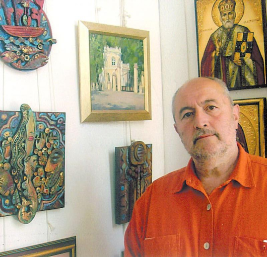 Атанас Янев пред свои творби в “Арт галерия”