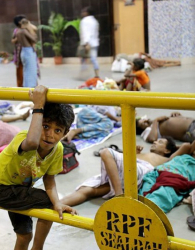 Индийски бездомни семейства, намерили подслон на гара в Калкута, Индия. Сн.: EPA/БГНЕС