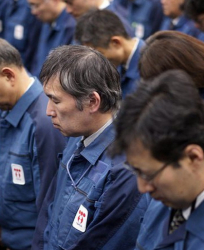 Служители на ТЕПКО в минута мълчание - 11 март 2015 г. - 4 г. след трагедията във Фукушима. Сн.: EPA/БГНЕС