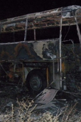 Огънят е бил потушен за половин час, но автобусът е изгорял напълно. Сн.: БГНЕС