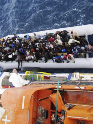 Стотици хиляди се опитват да прекосят Средиземно море и да стигнат Европа. Сн.: EPA/БГНЕС