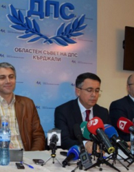 Мустафа Карадайъ (вляво) заедно с другите съпредседатели на ДПС - Рушен Риза и Четин Казак. Сн.: БГНЕС