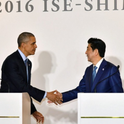 Барак Обама и японският премиер Шиндзо Абе след срещата им в Исе-Шима на 25 май 2016 г. Сн.: EPA/БГНЕС