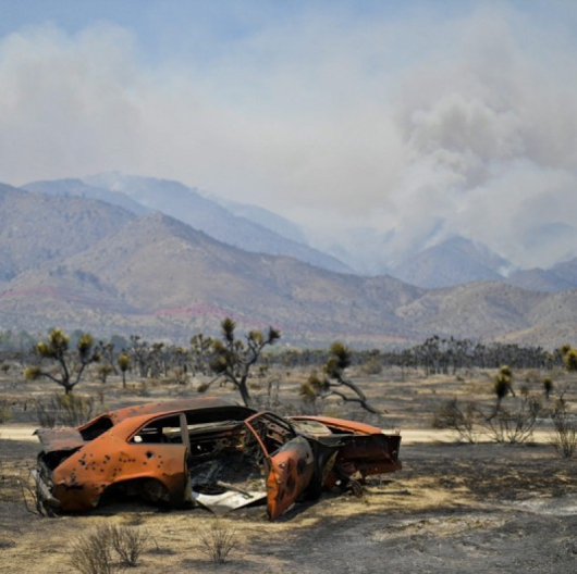 Пожарът в Калифорния обхвана и отдалечени населени места в полите на планинската верига. Сн.: EPA/БГНЕС