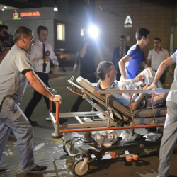 Помагат на ранен от атентата на летището в Истанбул. Сн.: EPA/БГНЕС