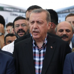 Турският президент Ердоган по време на траурна церемония в Истанбул в неделя. Сн.: EPA/БГНЕС
