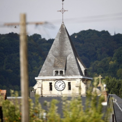 Атакуваната църква в Сент Етиен дю Рувре. Премиерът Валс смята, че целта е разпалване на религиозна война. Сн.: EPA/БГНЕС