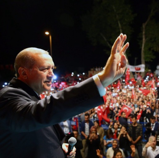 Ердоган говори пред привърженици в Истанбул на 18 юли 2016, три дни след опита за преврат. Сн.: EPA/БГНЕС