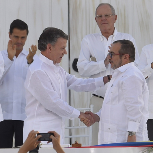 Колумбийският президент Сантос (вляво) и командир на ФАРК се поздравяват след подписване на историческото споразумение. Сн.: БТА