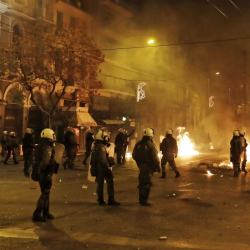 Безредици избухнаха в част от Атина късно вечерта на 17 ноември. Сн.: БТА