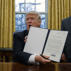 Доналд Тръмп показа подписа си под документа, с който САЩ се оттеглят от Транстихоокеанското партньорство. Сн.: БТА