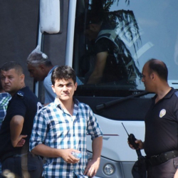 След преврата приз юли м. г. турски полицаи конвоират войници към съда в Анкара. Сн.: Dir.bg