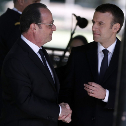 Президентът Франсоа Оланд (вляво) и Еманюел Макрон, който ще поеме поста в неделя, 14 май. Сн.: БТА
