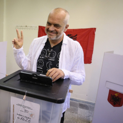 Министър-председателят на Албания Еди Рами гласува в парламентарните избори на 25 юни 2017. Сн.: БТА
