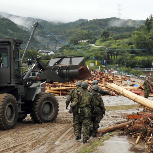 Спасители от японските въоръжени сили в ударената от наводнения префектура Фукуока. Сн.: БТА