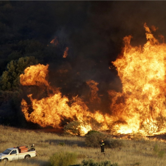Пожарникари се борят със стихията едва на 30 километра от гръцката столица. Сн.: БТА