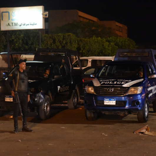 Египетски полицаи охраняват болница с настанени пострадали от атентата. Сн.: БТА