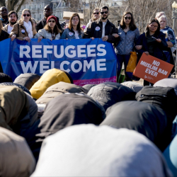 Мюсюлмани се молят пред Белия дом на 27 януари, а протестиращи ги подкрепят заради ограниченията за имиграция в САЩ от някои страни. Сн.: БТА