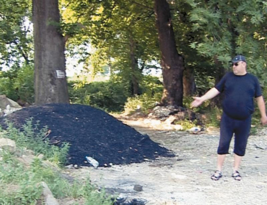 Валентин Търнаров показва мястото, където според очевидци КамАЗ изсипал годния асфалт