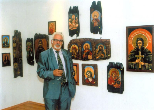 Пред иконите в частната си домашна галерия Н. Кашев вдига тост само с червено вино, символ на кръвта на Иисус