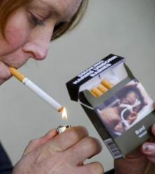 По света замислят всички кутии цигари да бъдат еднакви и да стряскат. Сн.: EPA/БГНЕС