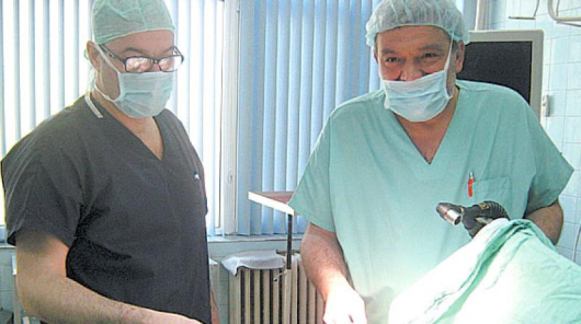 Двамата завеждащи - на хирургия д-р Недин /вляво/ и на гинекология д-р Митев, по време на операция