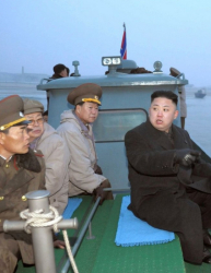 Лидерът на КНДР Ким Чен-Ун разговаря с военни. Сн.: EPA/БГНЕС