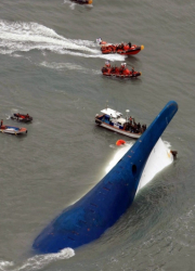 Корабът, на който е имало 475 души, потъна в сряда на 20 километра от остров Пенпудо край бреговете на Южна Корея. Сн.: EPA/БГНЕС