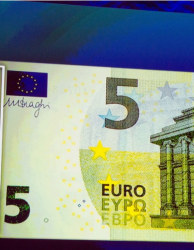 Новата банкнота от 5 евро, на която ще има надпис на кирилица. Сн.: EPA/БГНЕС