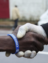 В Либерия мнозина носят ръкавици, за да се защитят от смъртоносния вирус. Сн.: EPA/БГНЕС