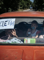 Деца - това пише на задното стъкло на автомобил, в който се возят деца в Донецкия регион на Източна Украйна. Сн.: EPA/БГНЕС 
