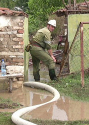 В десетки селища изпомпват вода и разчистват след пороите. Сн.: БГНЕС