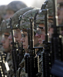 Латвийски войници в Деня на независимостта на страната. Американската армия подпомага отбраната на Прибалтийските републики. Сн.: EPA/БГНЕС