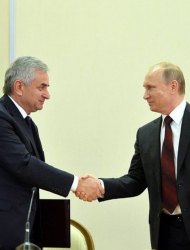 Президентът на Русия Владимир Путин и президентът на Абхазия Раул Хаджимба подписаха договора. Сн.: EPA/БГНЕС