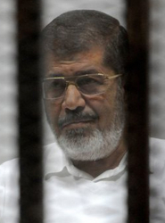 Сваленият от власт президент на Египет Мохамед Морси зад решетки по време на съдебно заседание срещу него. Сн.: EPA/БГНЕС