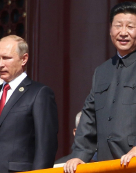 Владимир Путин застана редом до китайския президент Си Цзинпин. Сн.: EPA/БГНЕС