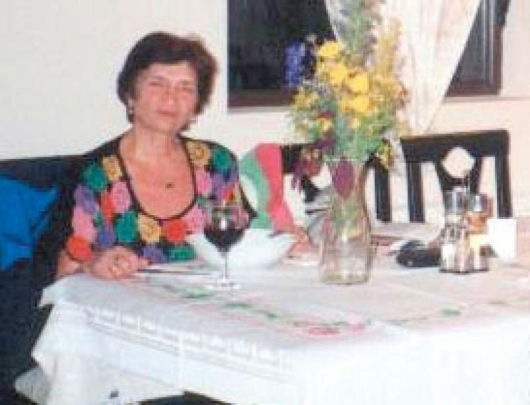 Роска Ноцкова сама на масата по време на Мелнишките вечери на поезията