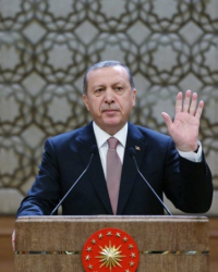 Президентът на Турция Реджеп Ердоган отхвърля твърденията, че страната му снабдява с муниции сирийски бунтовници. Сн.: EPA/БГНЕС