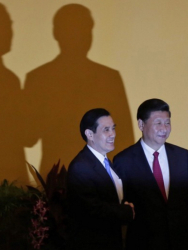 Президентите на Тайван Ма Инцзю и на Китай Си Дзипин се ръкуват по време на среща на 7 ноември в Сингапур. Сн.: EPA/БГНЕС