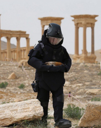 Руски сапьор разминирва територия около паметниците на културата в Палмира, Сирия. Сн.: EPA/БГНЕС