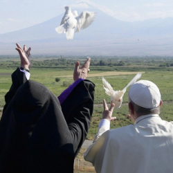 Папа Франциск и Католикос Карекин Втори пускат гълъби към планината Арарат. Сн.: EPA/БГНЕС