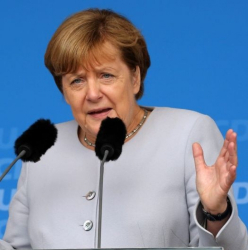 Ако е необходимо ще бъдат разработени специални условия, които да ускорят интеграцията на бежанците, каза Меркел. Сн.: EPA/БГНЕС