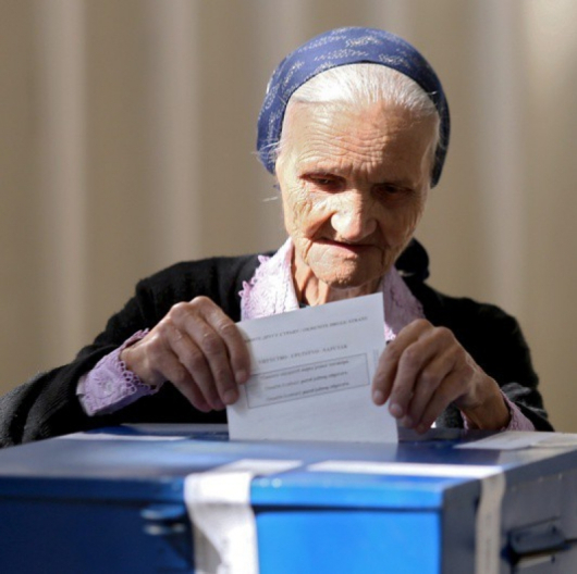 Възрастна жена гласува на референдума в босненския сръбски град Баня Лука. Сн.: EPA/БГНЕС